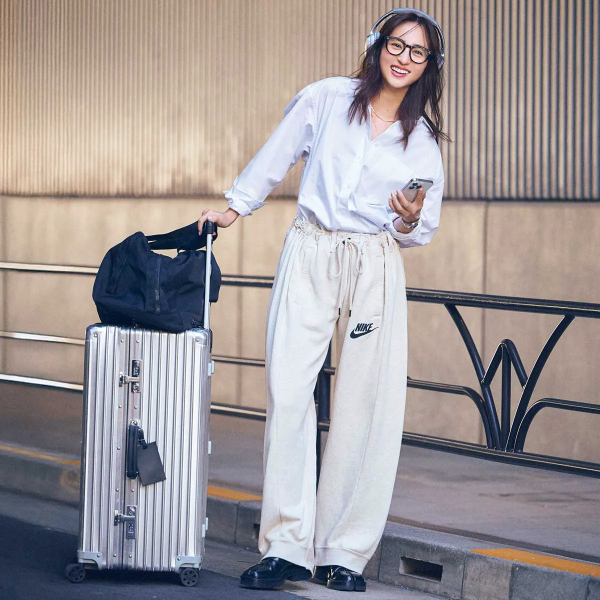 空港コーデでおすすめのシャツ×スウェットパンツの堀田 茜さん。