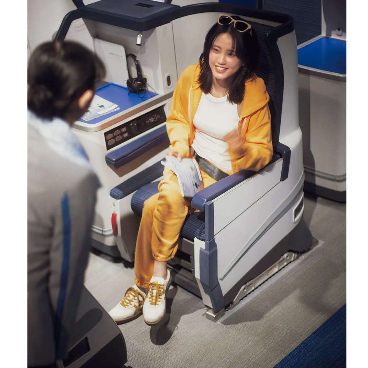 空港コーデでおすすめの上下スウェット姿の山崎紘菜さん。