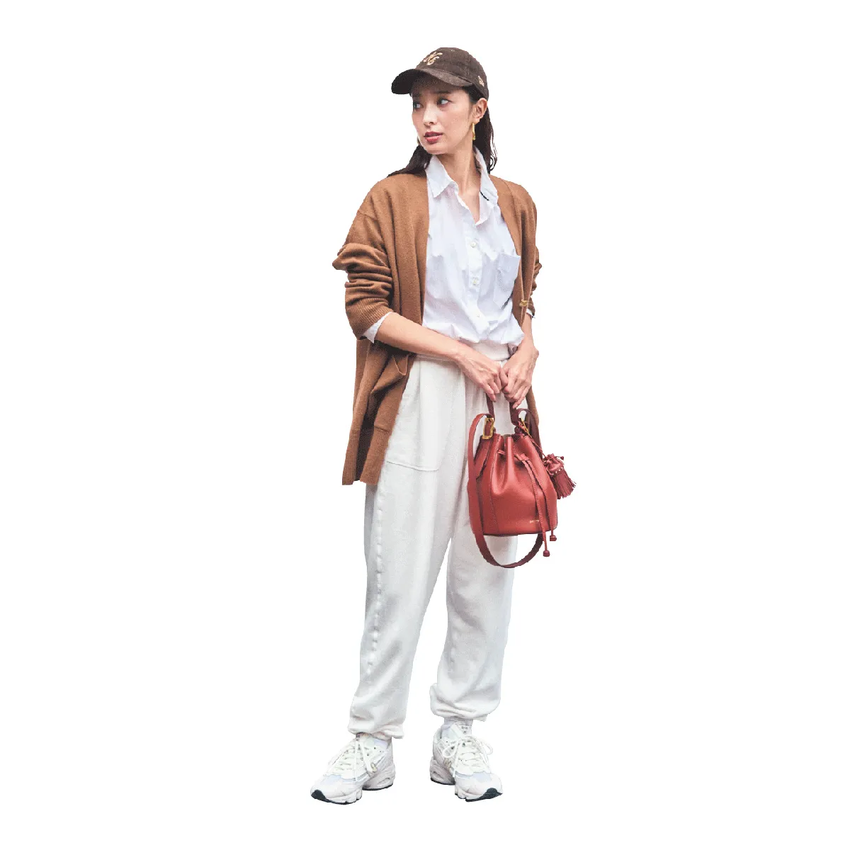 空港コーデでおすすめのシャツ×カーディガン×スウェットパンツの宮本茉由さん。