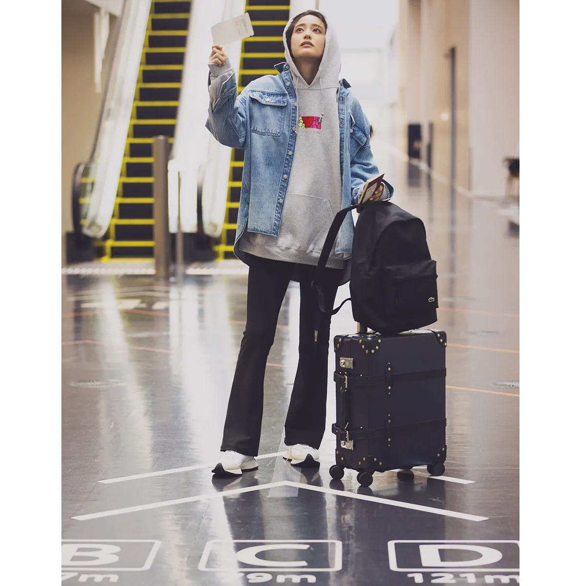 空港コーデでおすすめのパーカ×デニムジャケット×黒パンツの山崎紘菜さん。