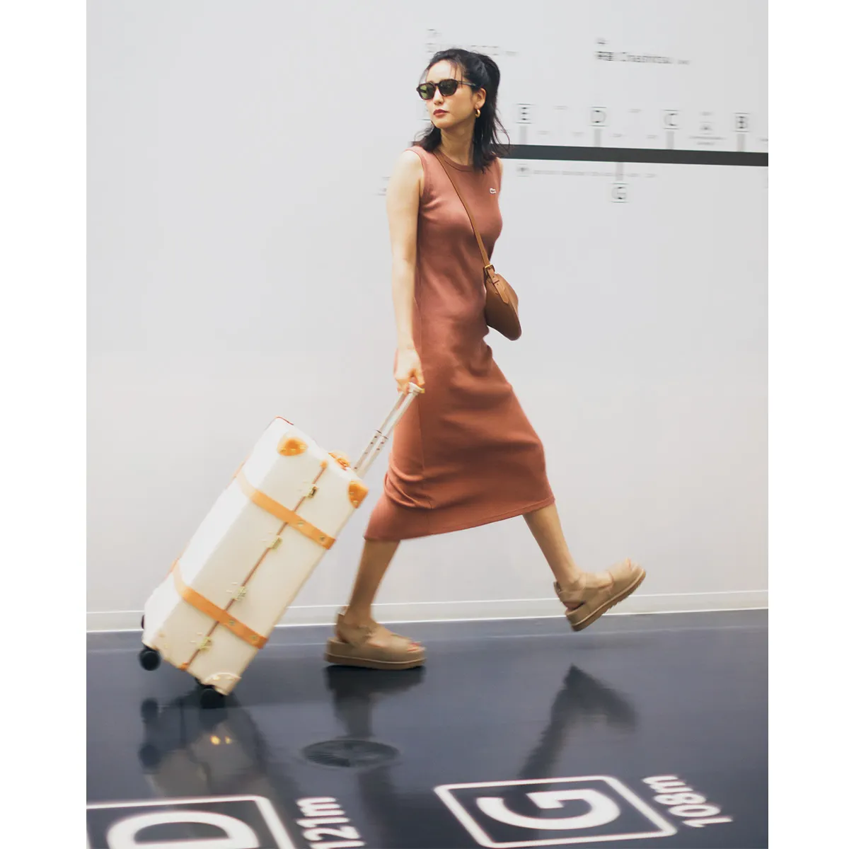 空港コーデでおすすめのワンピース姿の山崎紘菜さん。