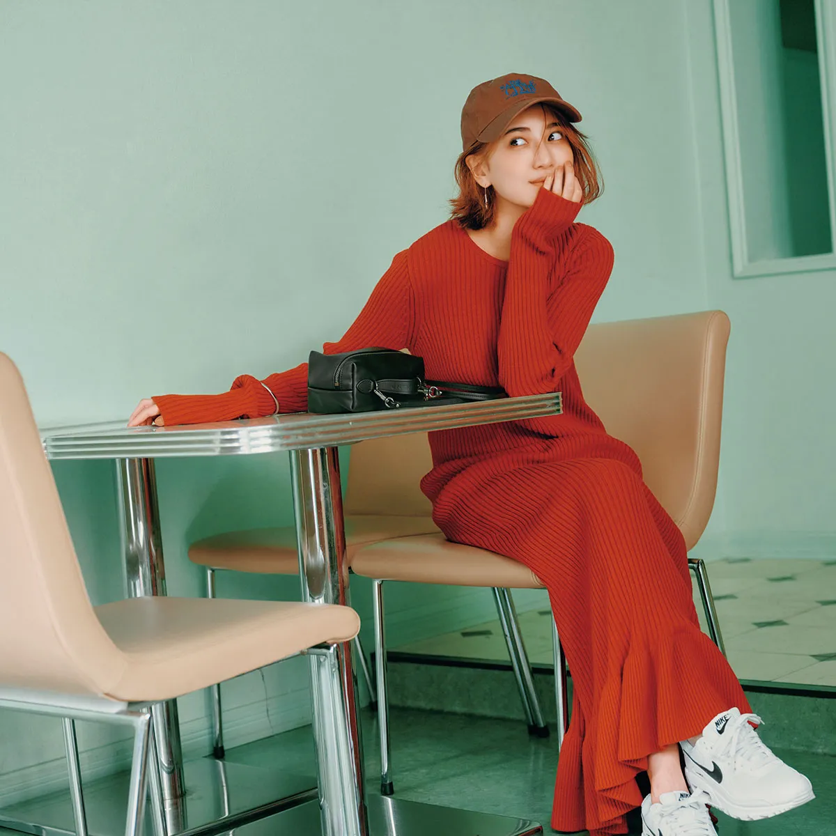 空港コーデでおすすめのニットワンピース姿の藤井夏恋さん。