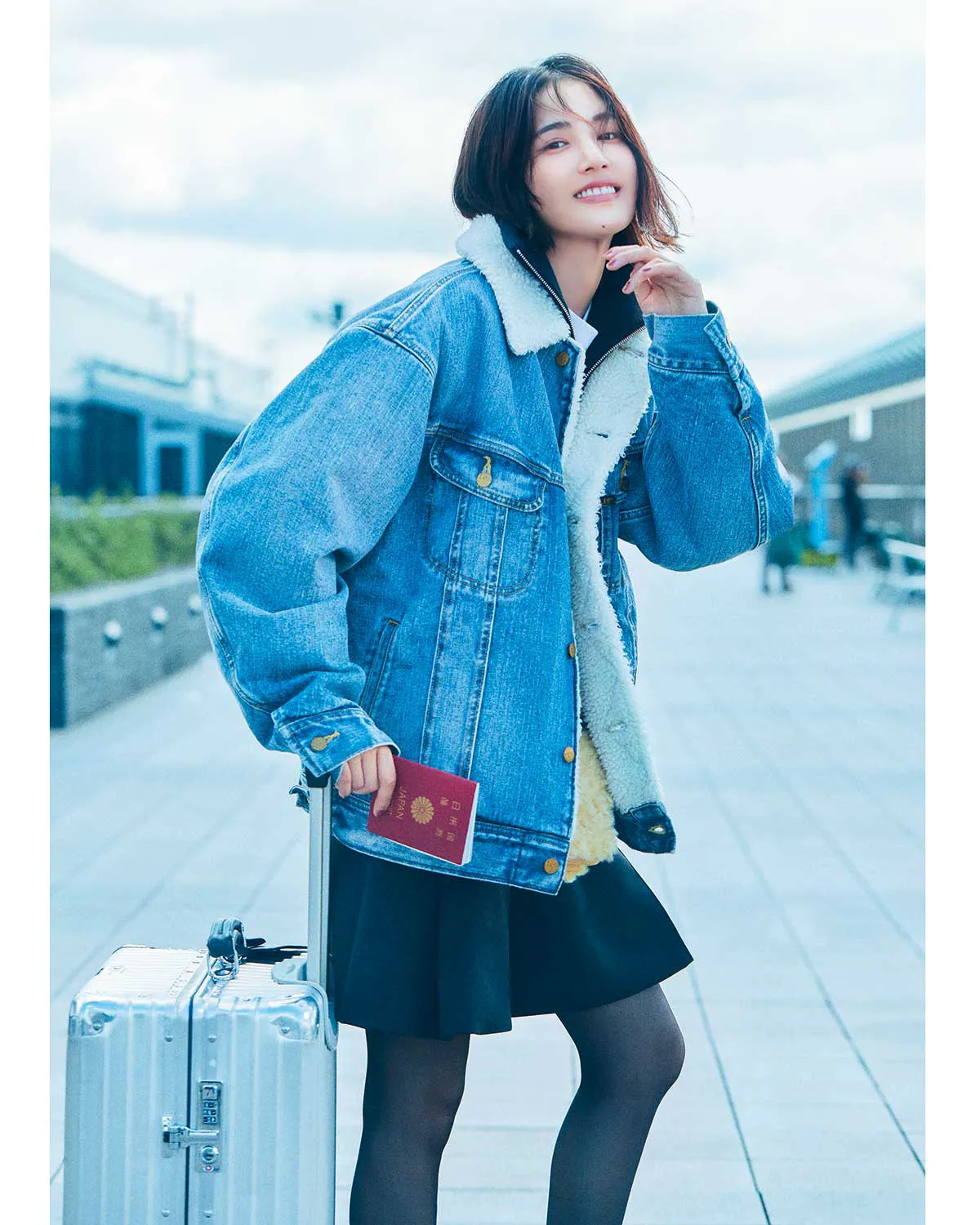 空港コーデでおすすめのショーパン×デニムボアジャケットの藤井夏恋さん。