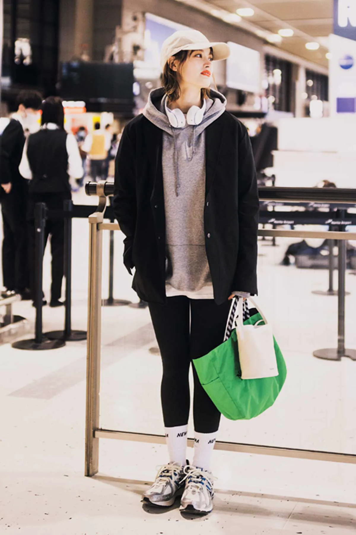 空港コーデでおすすめのレギンス×パーカ×ジャケットのトラウデン直美さん。