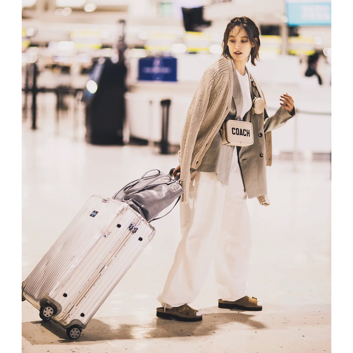 空港コーデでおすすめのスウェットパンツ×ジャケット×カーディガンのトラウデン直美さん。