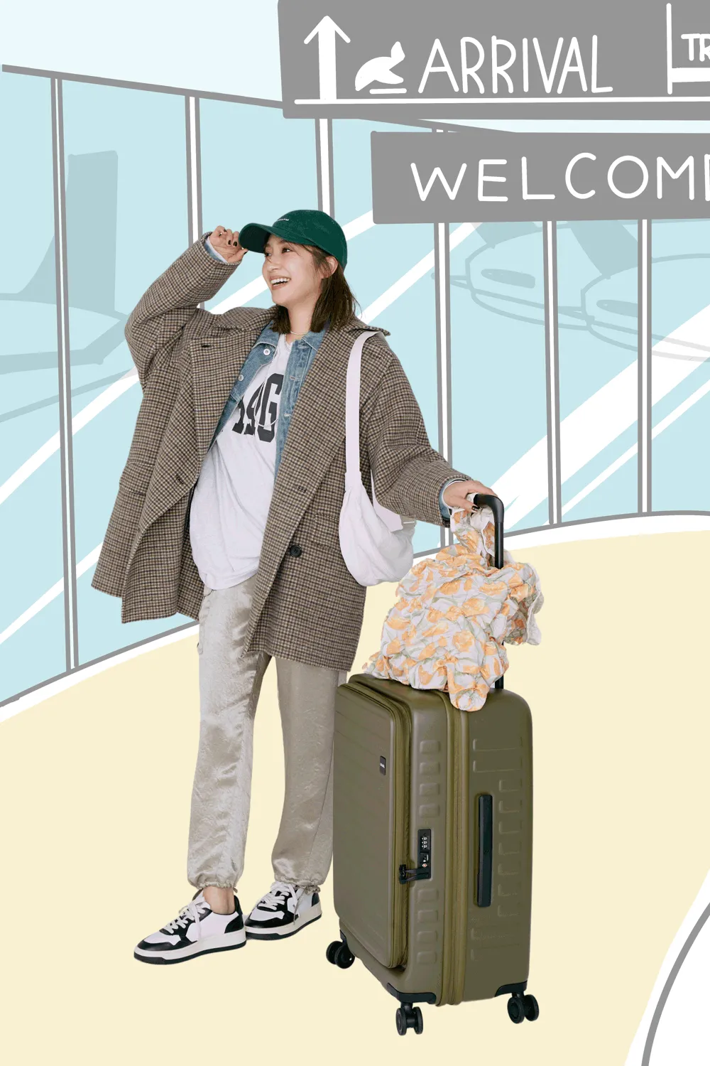 空港コーデでおすすめのサテンパンツ×ロンT×デニムシャツ×ショートコートの有末麻祐子さん。