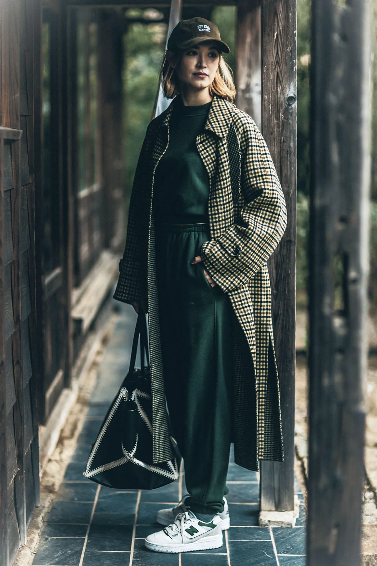 空港コーデでおすすめの上下スウェット×ロングコートの藤井夏恋さん。