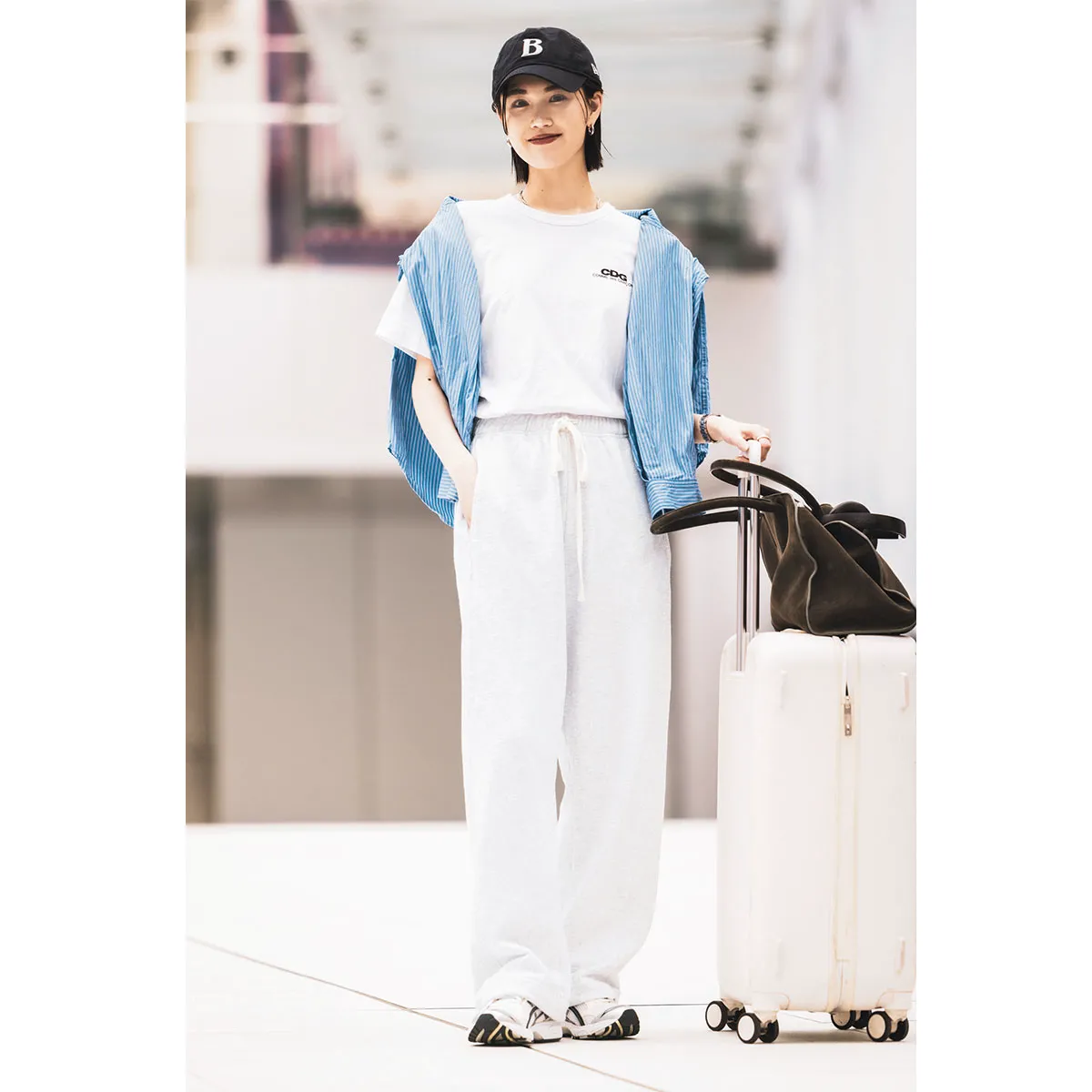 空港コーデにおすすめのスウェットパンツ×Tシャツ×シャツのKARENさん。