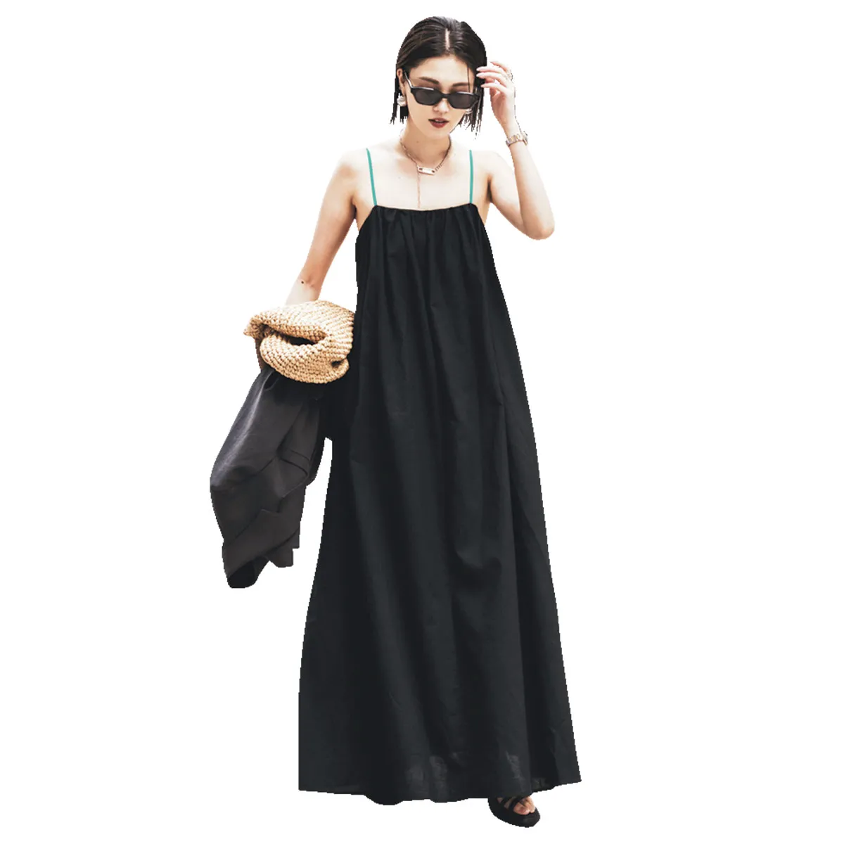 空港コーデにおすすめのキャミワンピ姿のKARENさん。