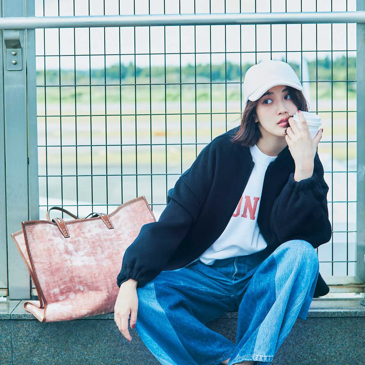 空港コーデにおすすめのデニムパンツ×ブルゾン×ロンTの藤井夏恋さん。