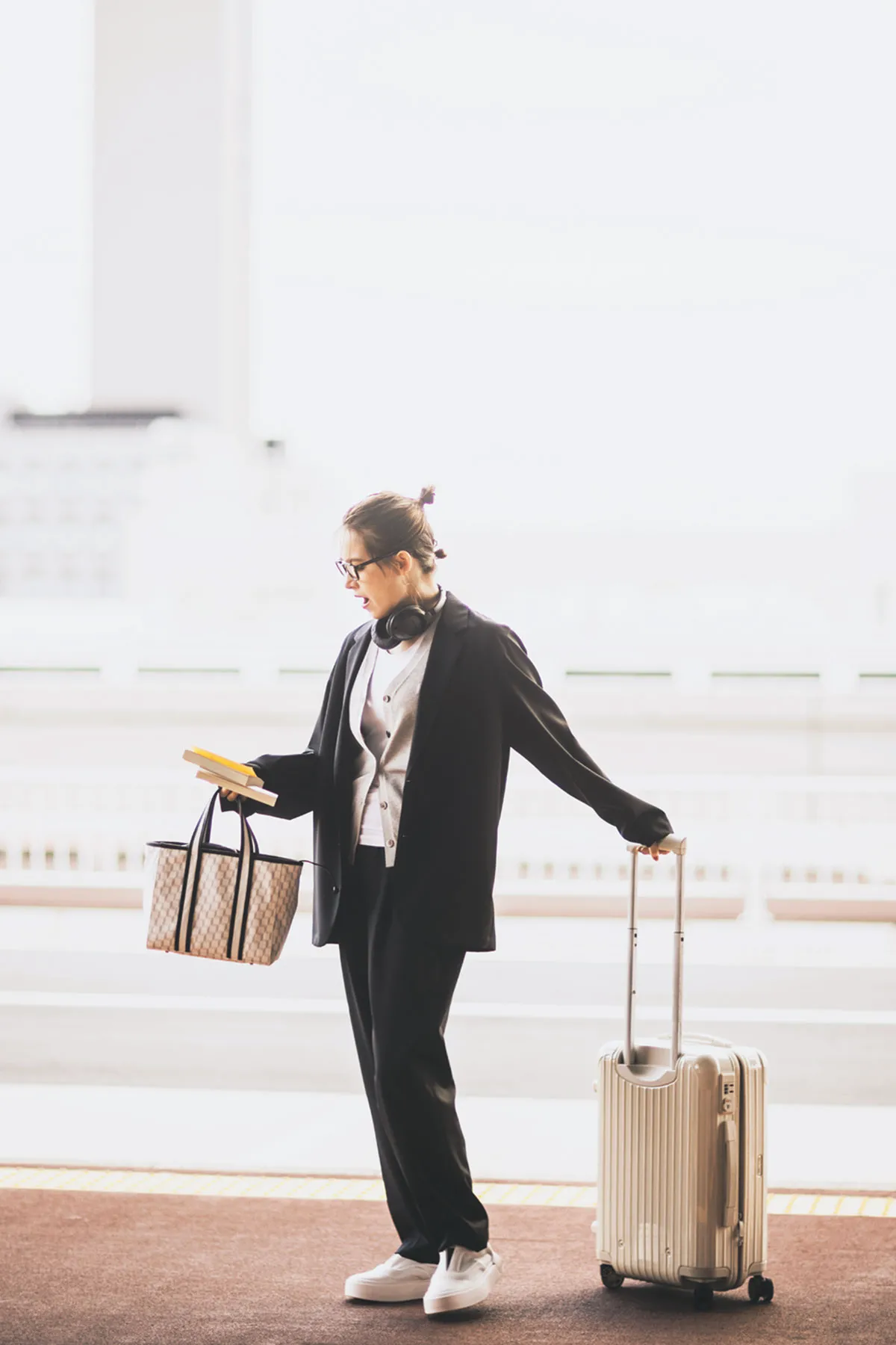 空港コーデでおすすめのジャケパン×Tシャツ×カーディガンのトラウデン直美さん。