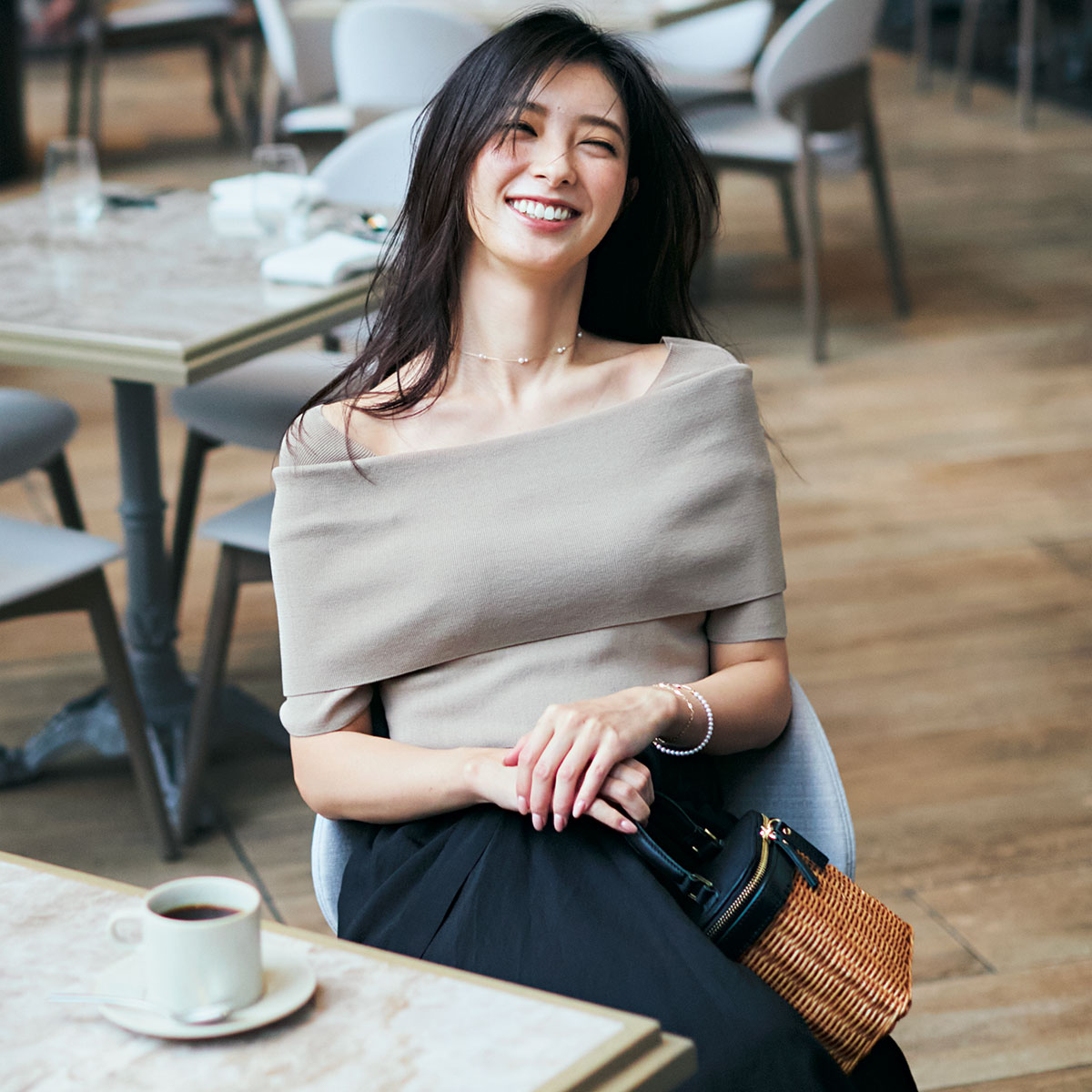 ベージュのセミオフショルのコーデ