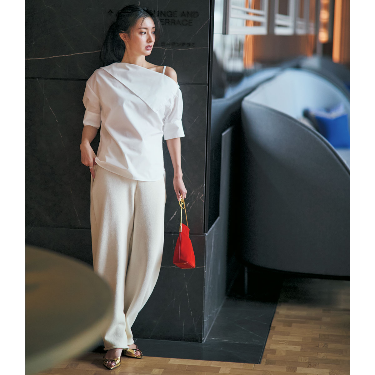 アシメネックの肩出しブラウスとニットパンツのホワイトコーデ