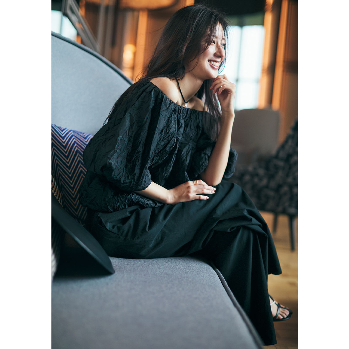 バルーンシルエットのブラウスとコットンパンツのオールブラックコーデ