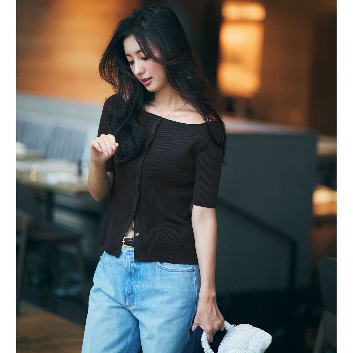 ボートネックのオフショルカーデでとデニムのコーデ