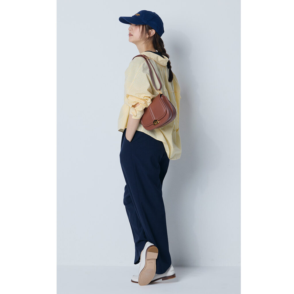 イエローシャツにパンツのスポーティコーデ