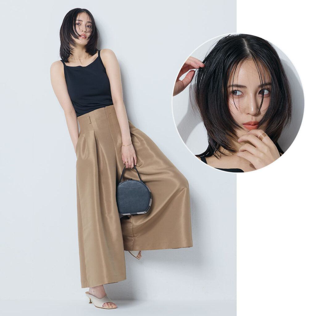 黒キャミとベージュの艶パンツのコーデ