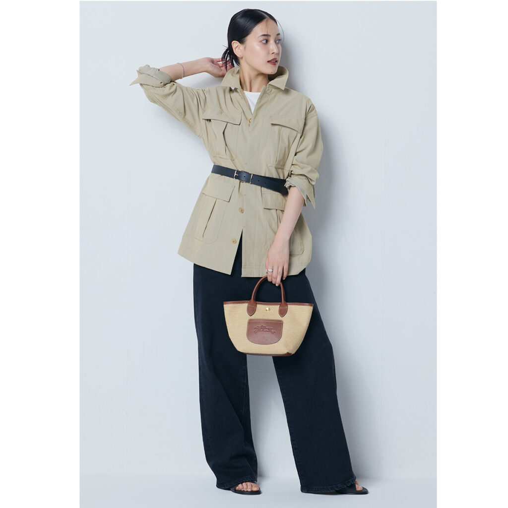 ベージュジャケットと黒パンツのコーデ