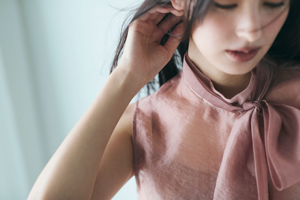 大きいボウタイのシアーブラウスと白デニムのコーデ