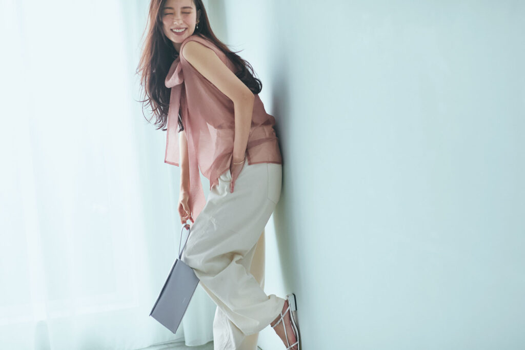 大きいボウタイのシアーブラウスと白デニムのコーデ