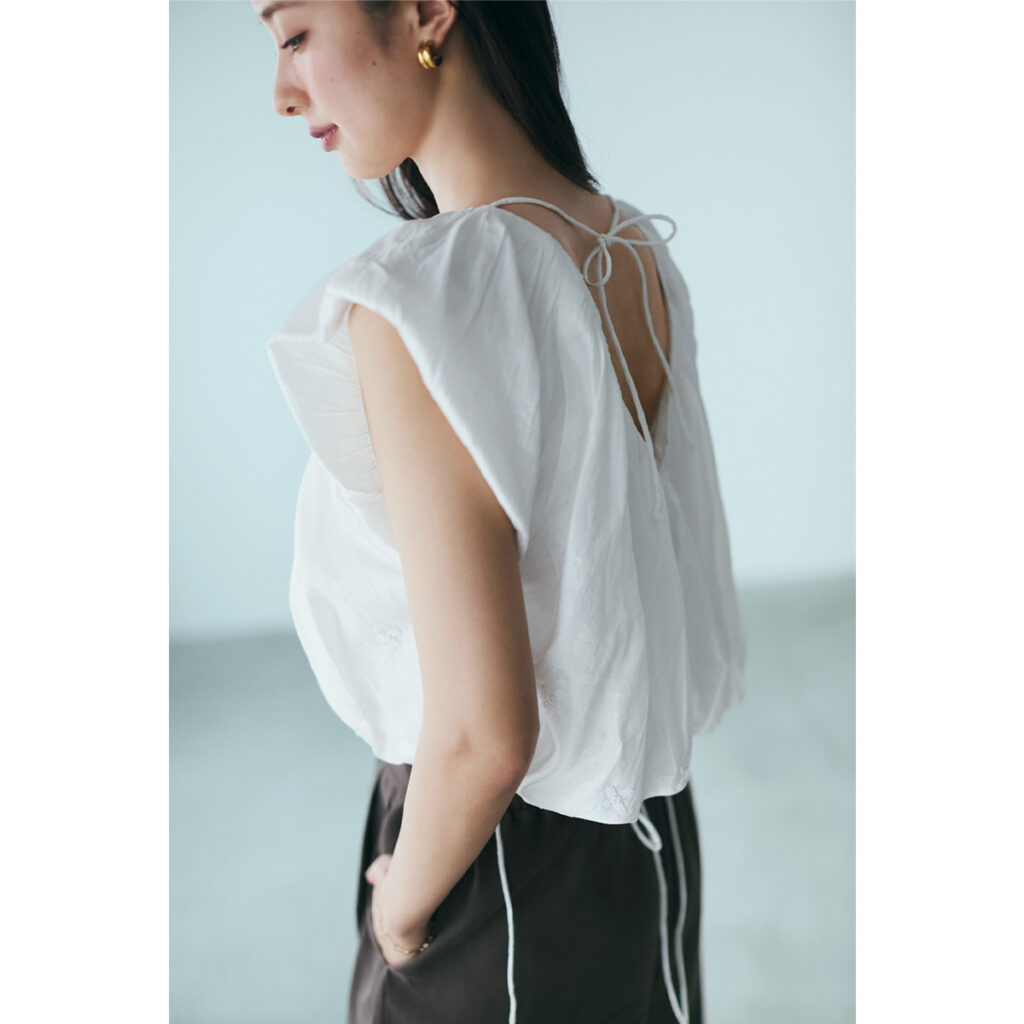 バルーン袖のノースリにかごバッグのコーデ