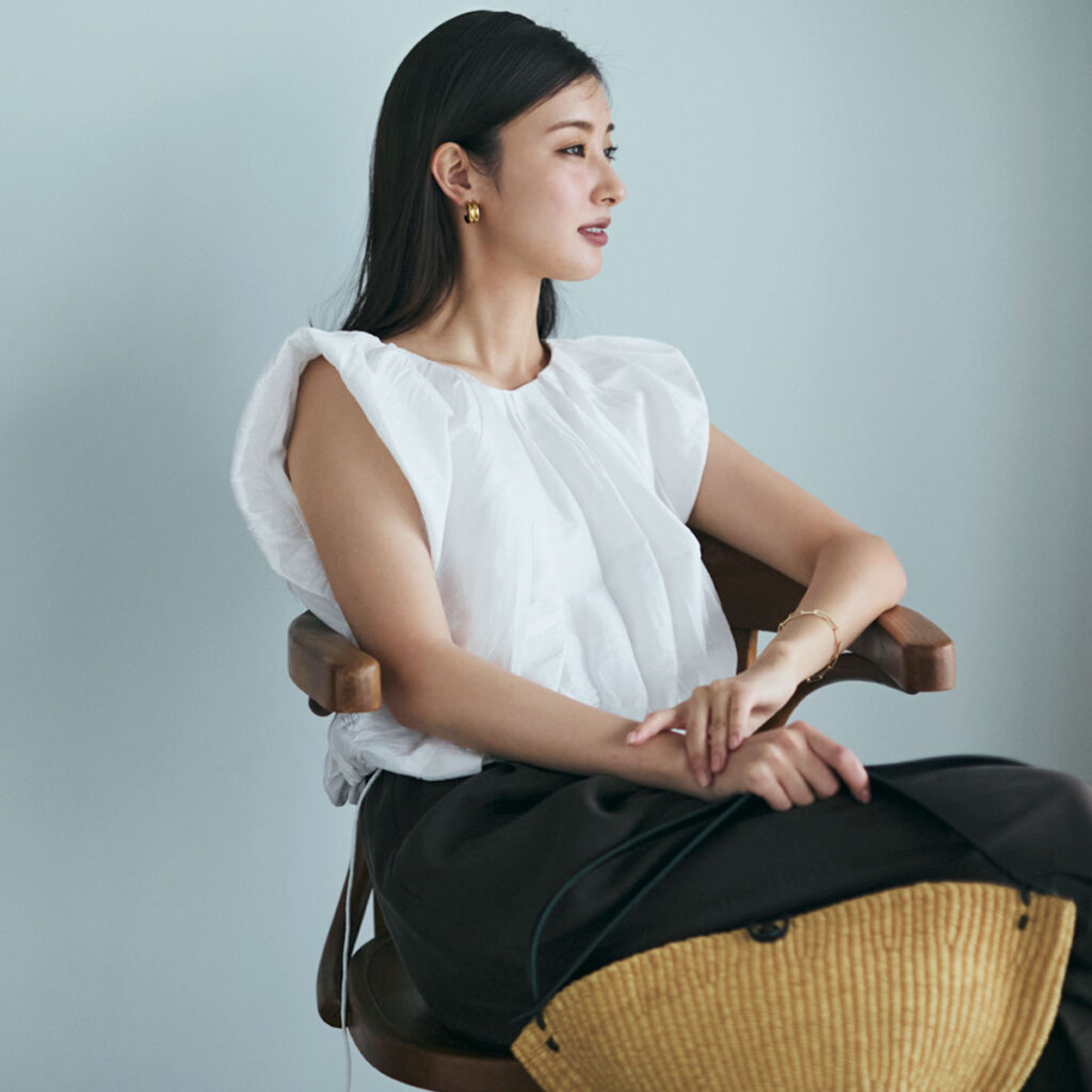 バルーン袖のノースリにかごバッグのコーデ