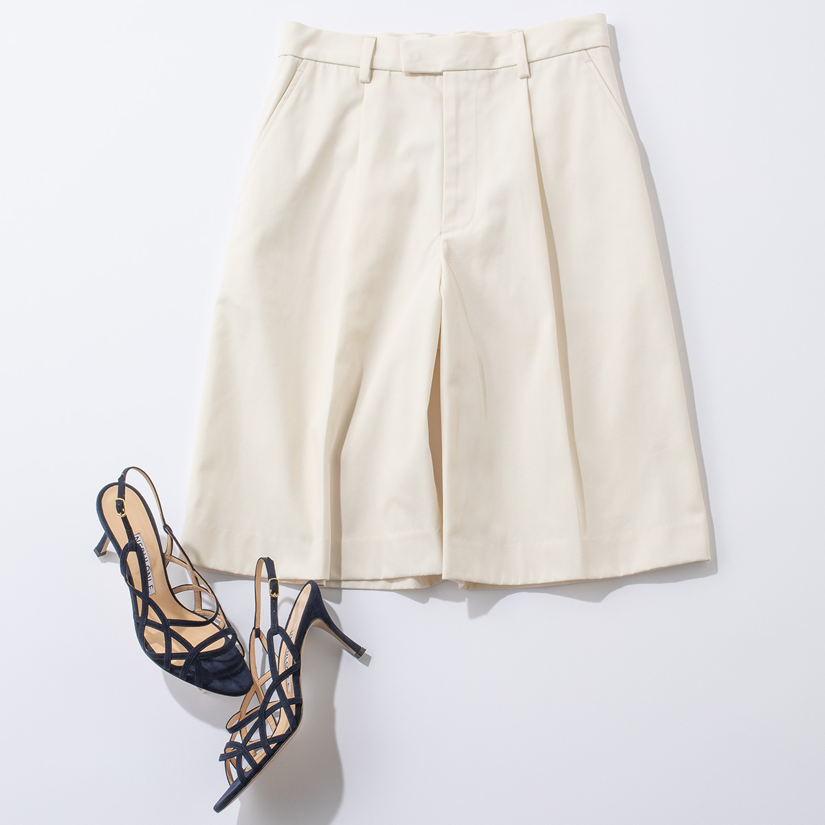 白のハーフパンツとカットワークヒールサンダル