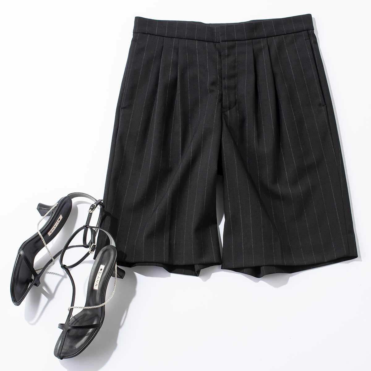 ハーフタックパンツとチェーン付きサンダル