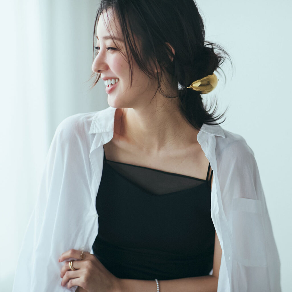 背中開きキャミワンピと白シャツのコーデ