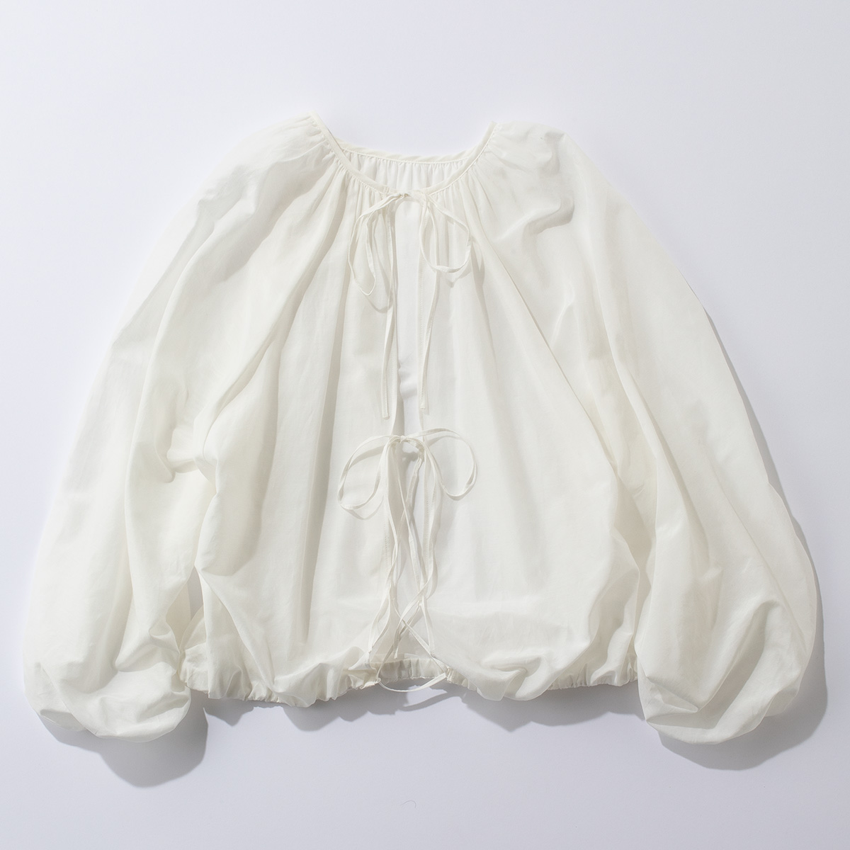 レースアップディテールのブラウス