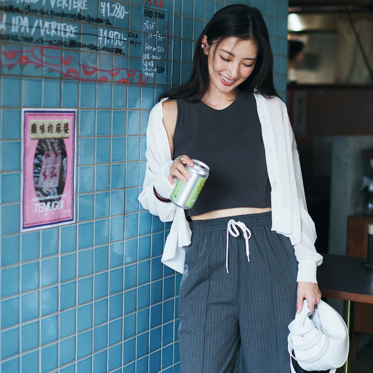 短丈アメスリにシアーカーデとラインパンツのコーデ