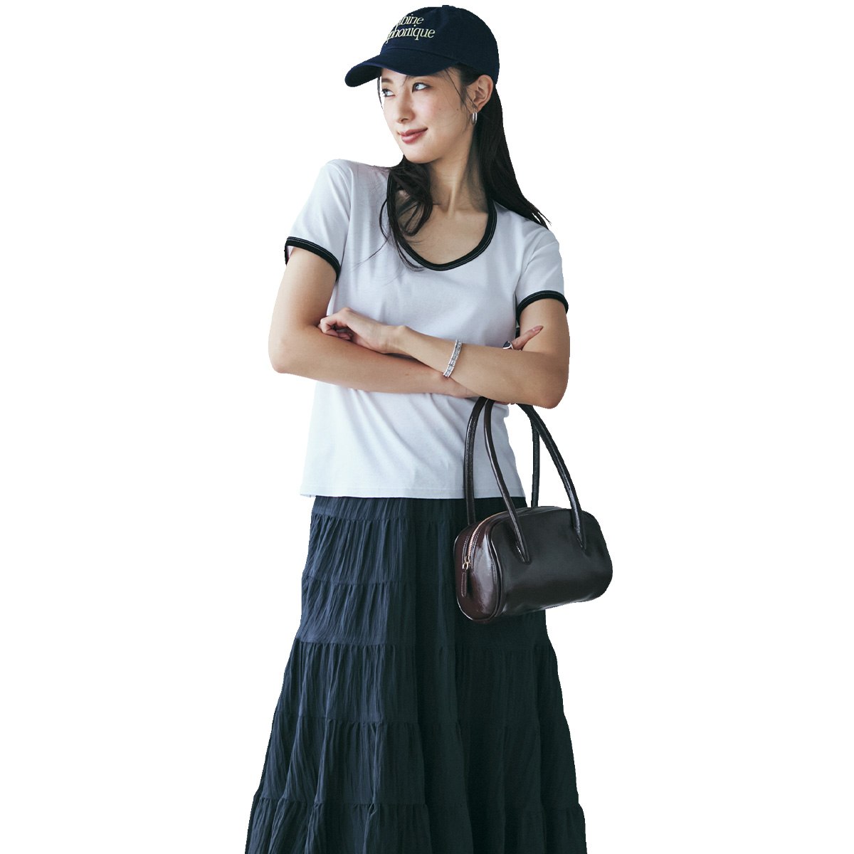 パイピングTシャツとロングスカートにキャップのコーデ