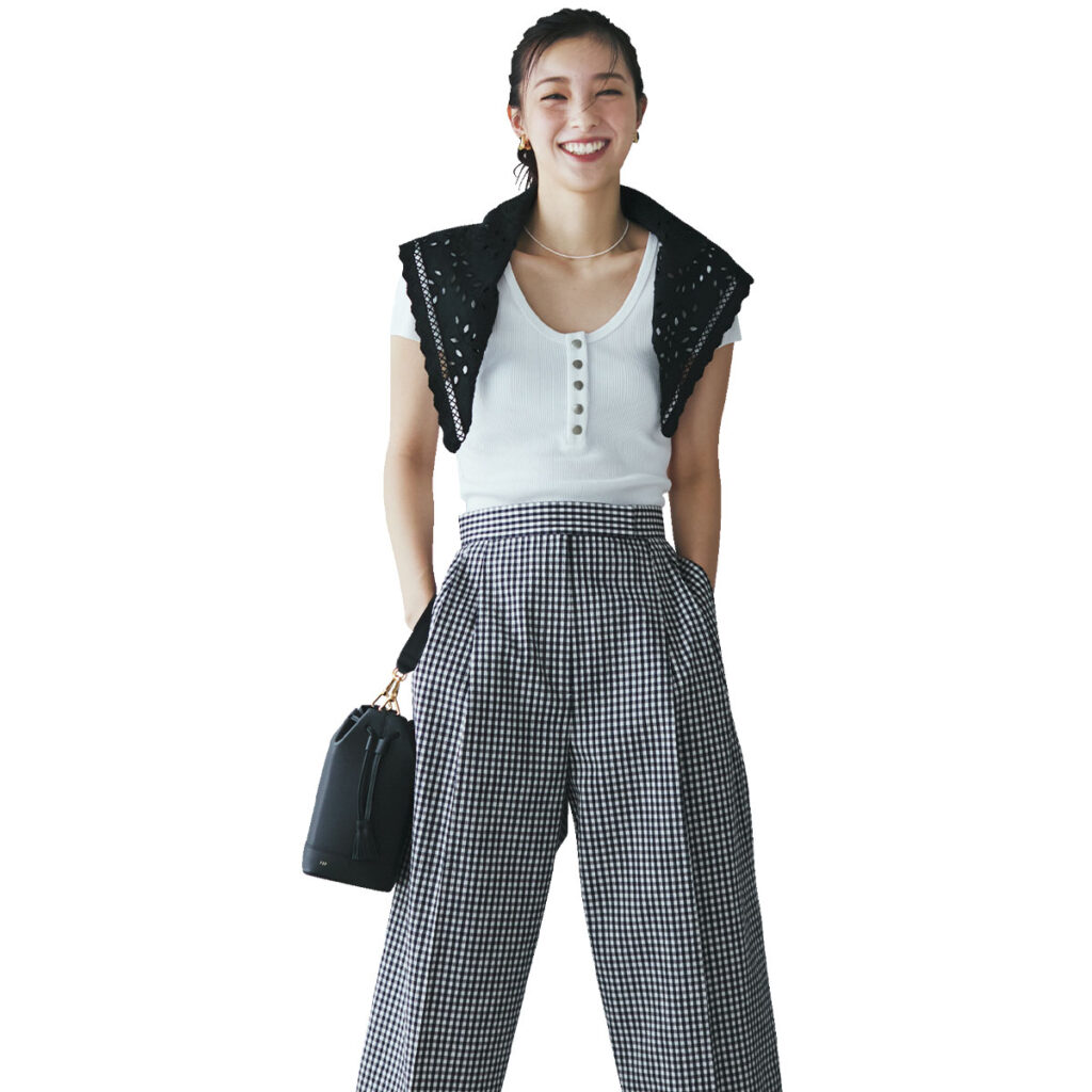 Tシャツとチェックパンツにバンダナを肩にかけたコーデ