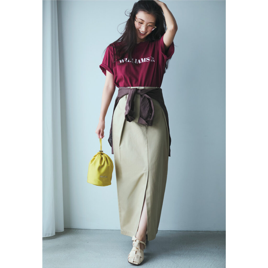 ロゴTに前スリットのチノスカートのコーデ