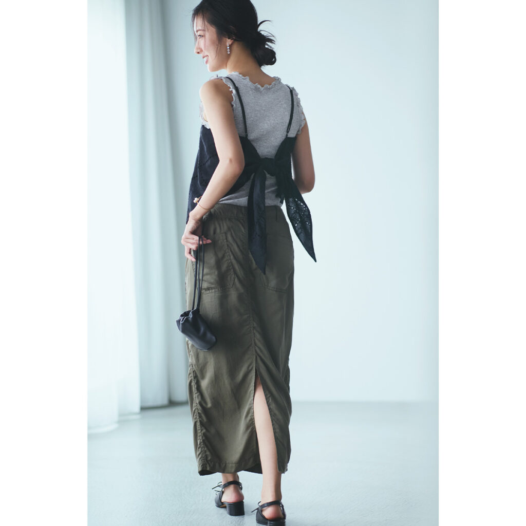 バックスリットのミリタリースカートとビスチェのコーデ