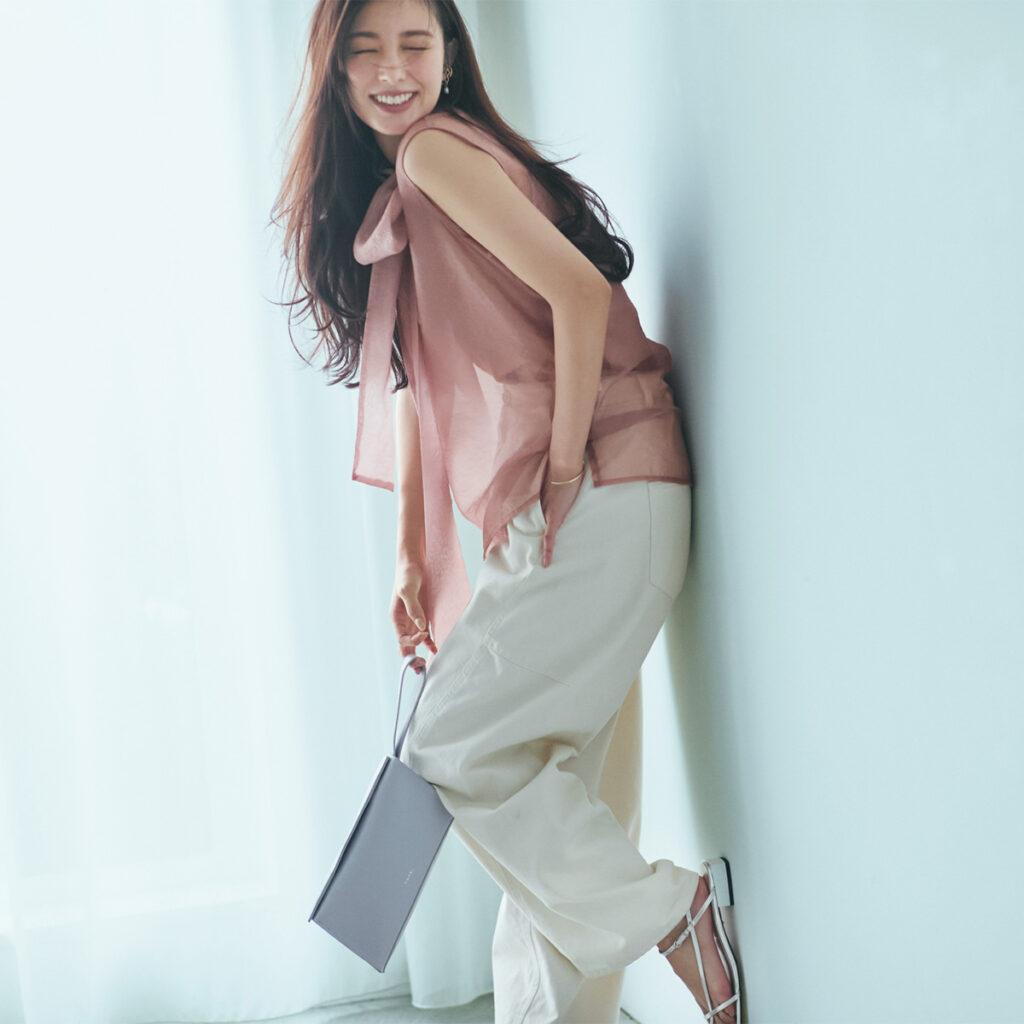 シアー素材のボウタイブラウスのコーデ