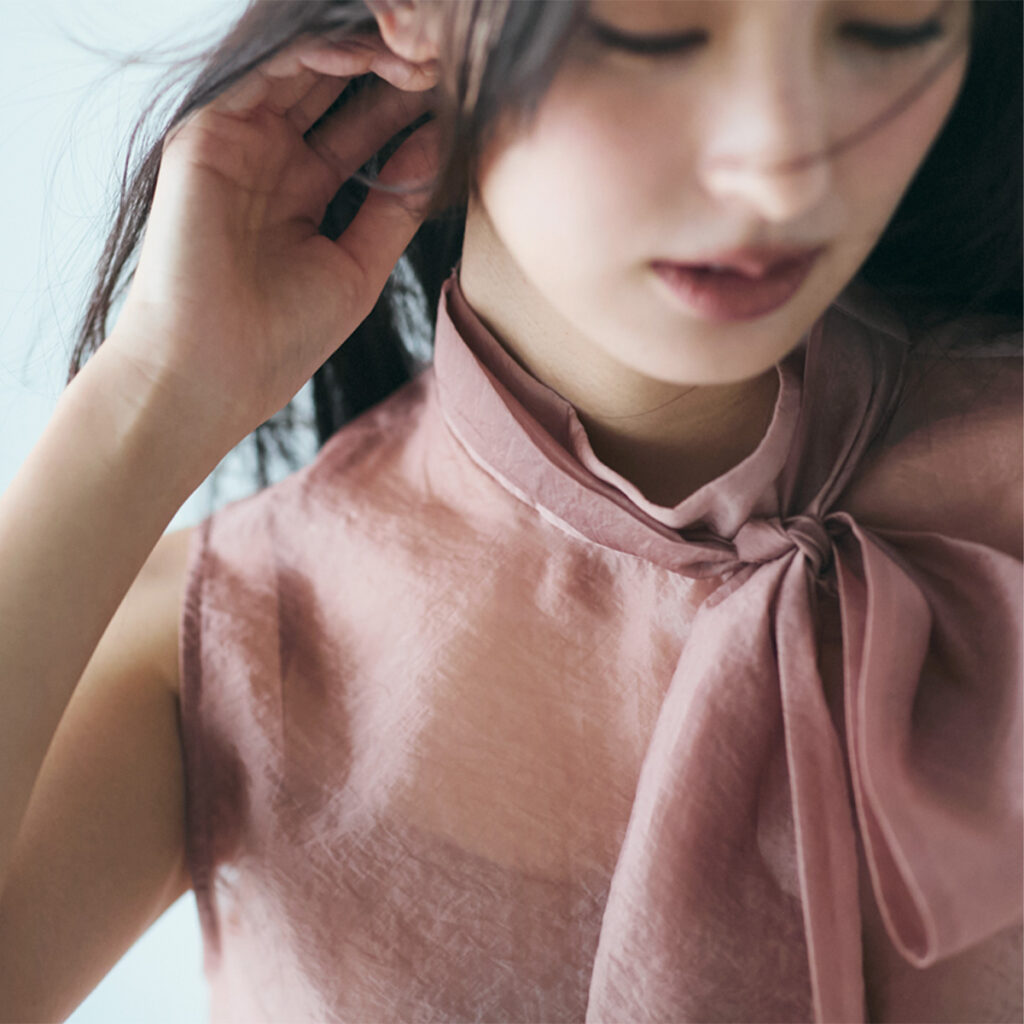 シアー素材のボウタイブラウス