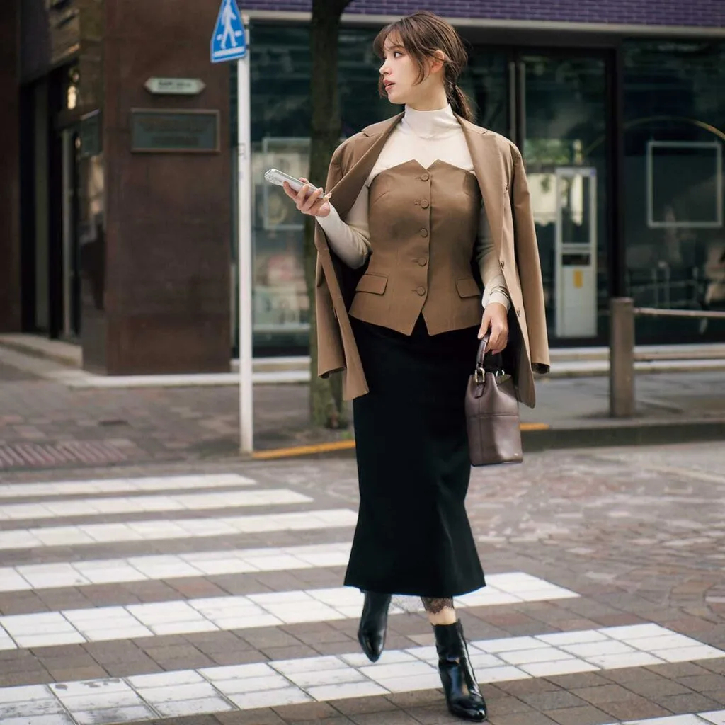 ジャケット×ビスチェ×マーメイドスカートのトラウデン直美さん