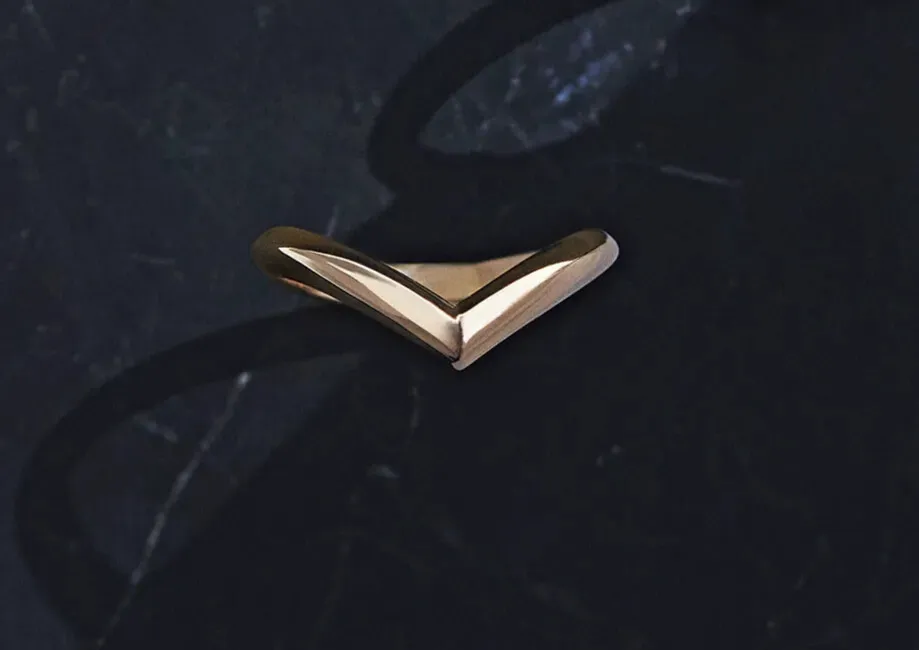 ルイ・ヴィトンの「LV ダイヤモンド リング V」の物撮り。