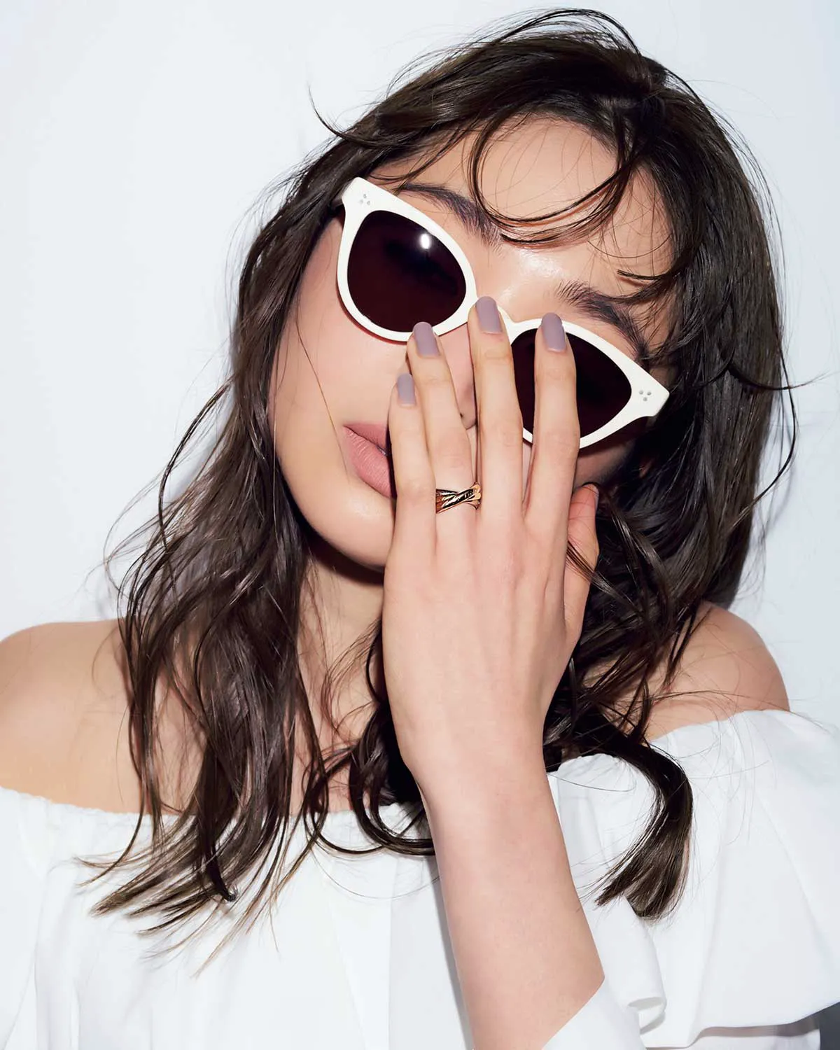 カルティエの「トリニティ」リングを薬指につけている上西星来さん。