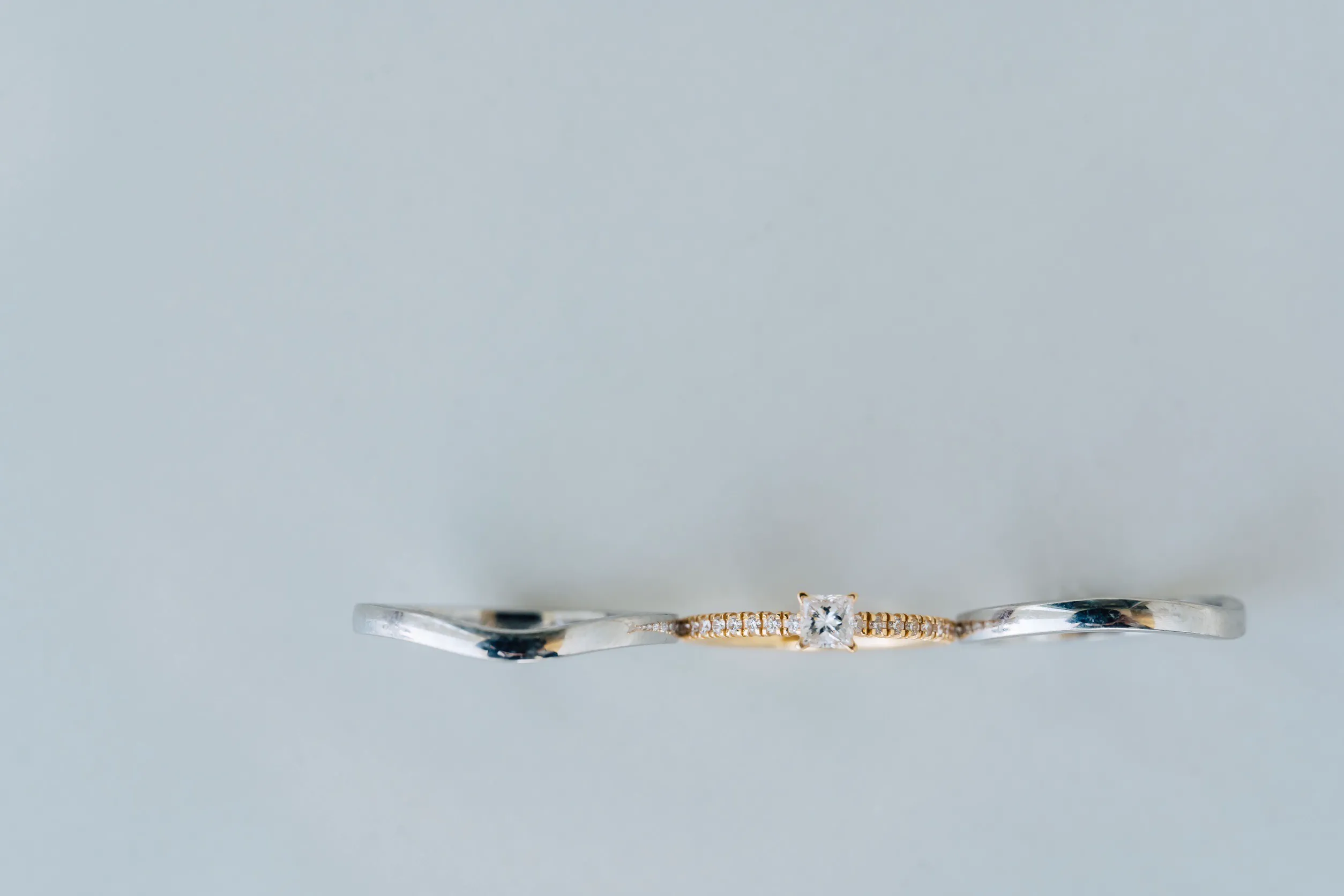 カルティエの婚約指輪と結婚指輪2つが横に並んでいる様子。