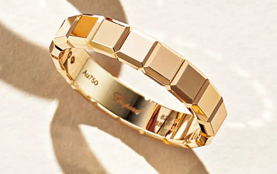 ショパールの「アイスキューブ」リングの物撮り。