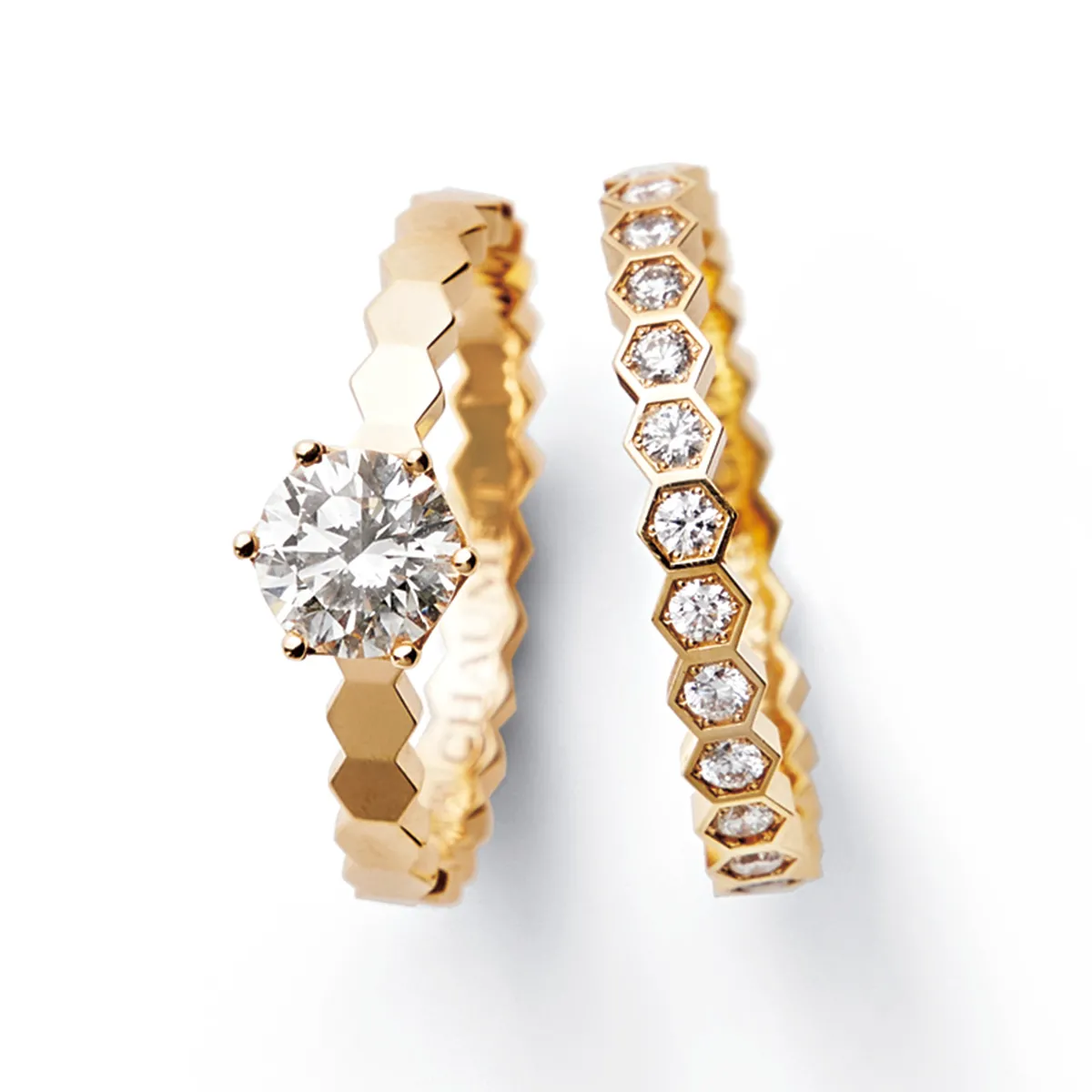 ショーメの「ビー ドゥ ショーメ」コレクションの婚約指輪と結婚指輪が2つ並んでいる様子。