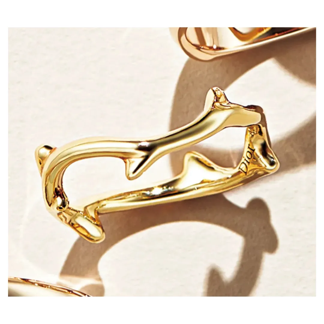 ディオールの「ボワ ドゥ ローズ」リングの物撮り。