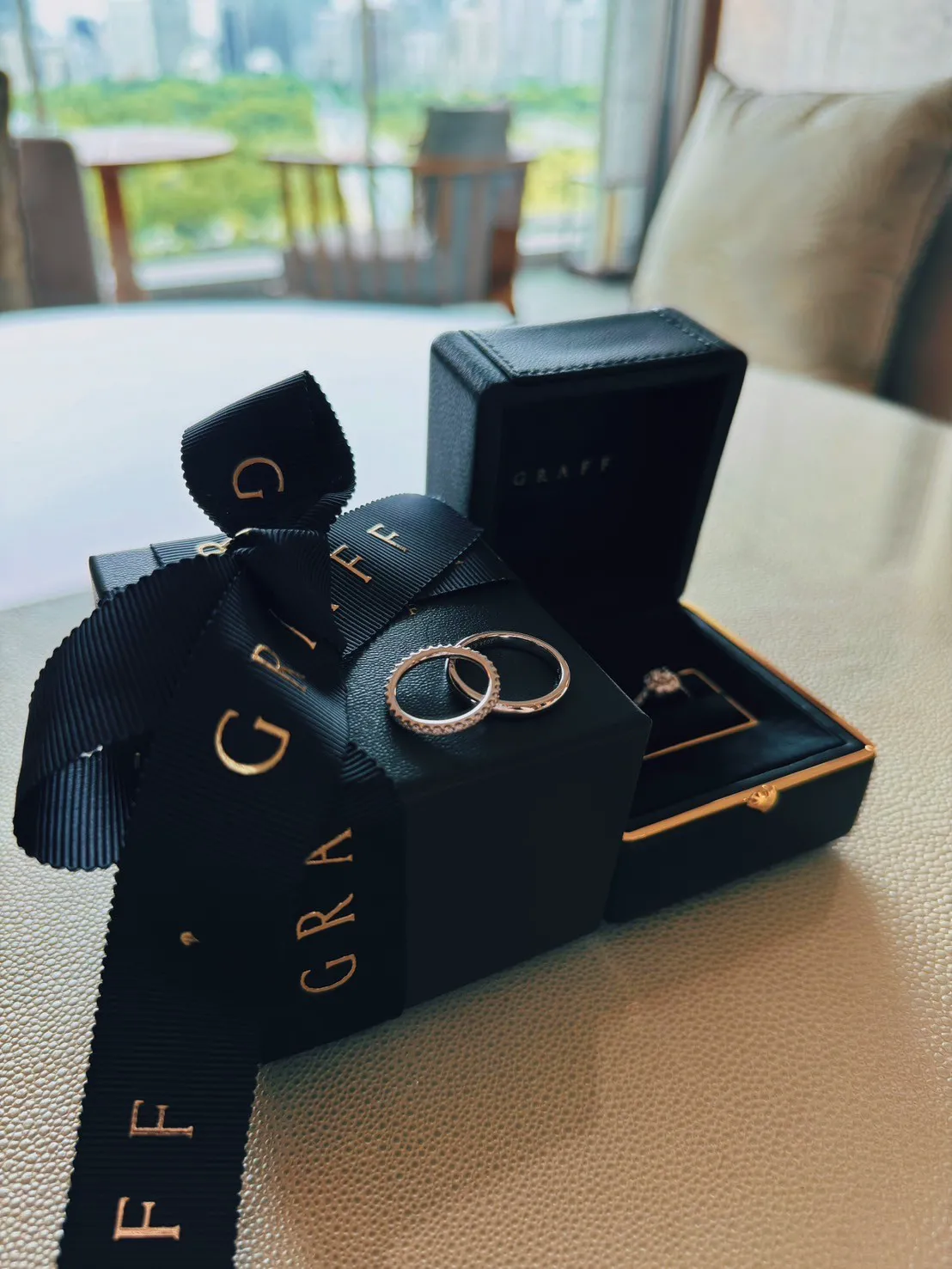 グラフの指輪ケースの上に、結婚指輪が2つ重なっている様子。