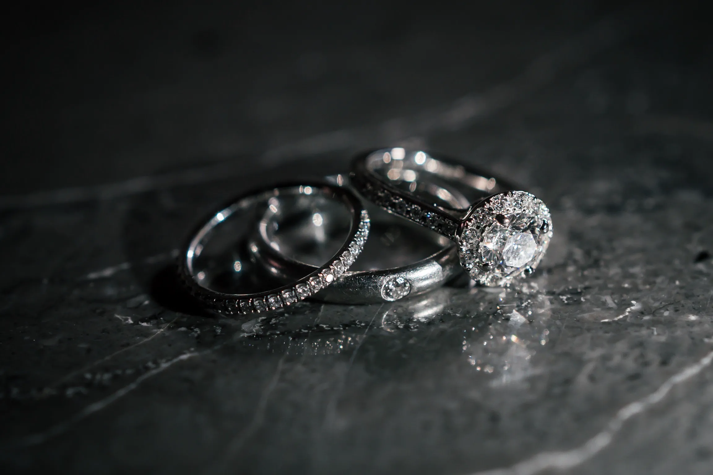 ハリー・ウィンストンの婚約指輪と結婚指輪2つが重なっている様子。