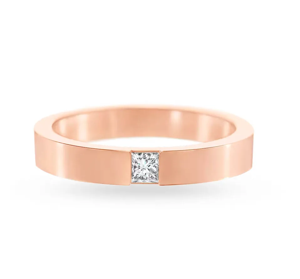 ハリー・ウィンストンの「プリンセスカット・マリッジリング」の物撮り。