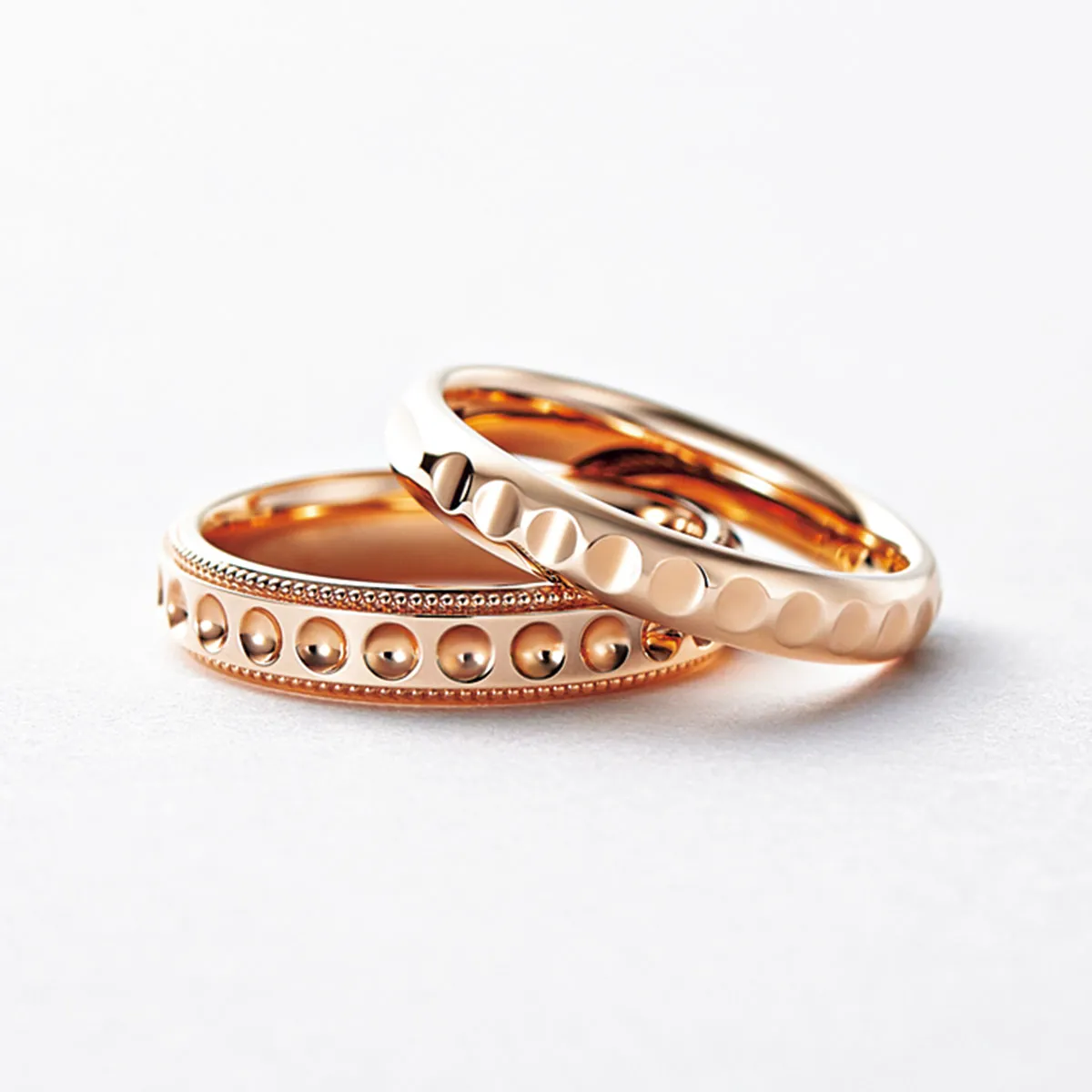 「ミキモト リュミエール」リングが2つ重なっている様子。