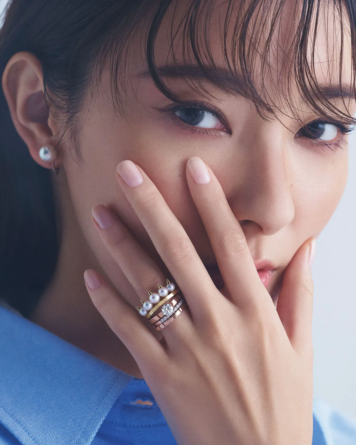 薬指にミキモトの「デインジャー プラス リング」「ピアノ ソリティア リング」「ブリッランテ ハーフエタニティ 16 リング」「ピアノ ライン 20 リング」をつけている宮本茉由さん。