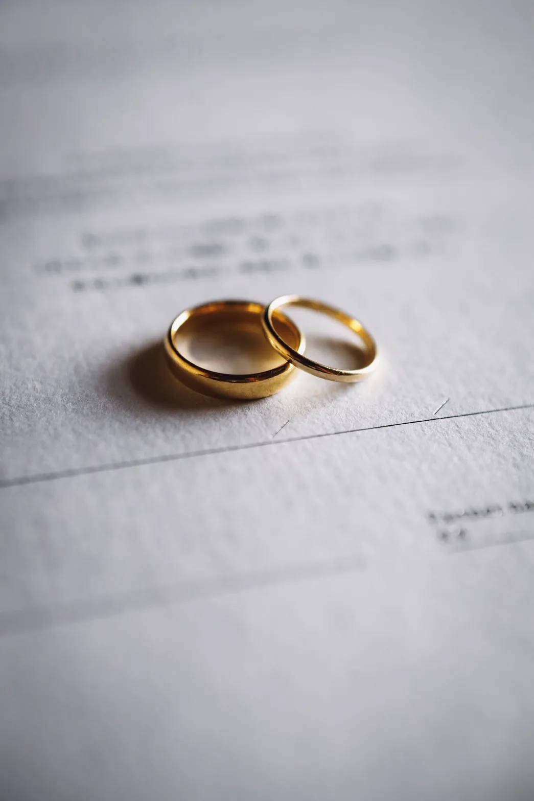 ティファニーの結婚指輪が2つ重なっている様子。